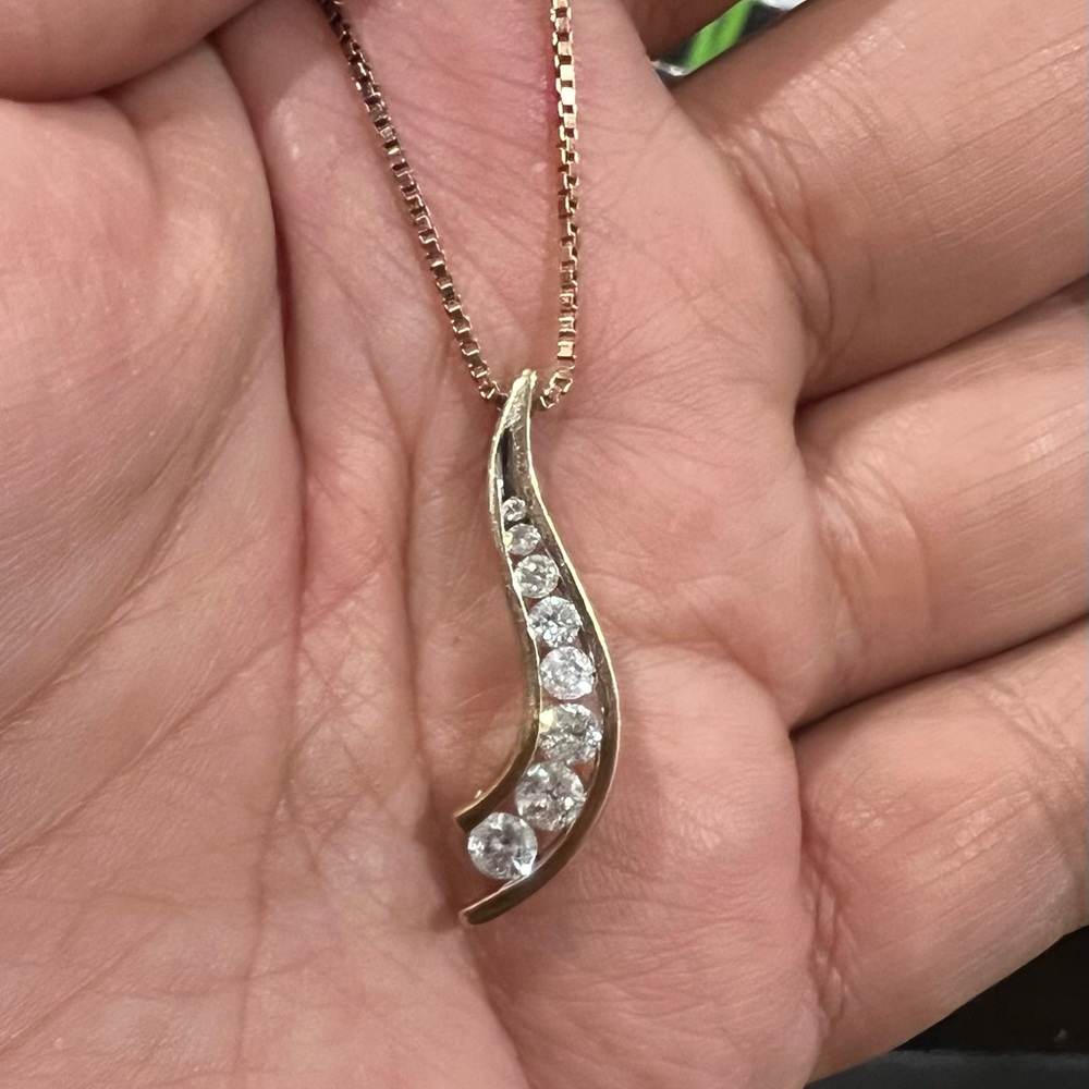 🔷SOLD 🔷Beautiful 10k Diamond Journey Pendant Necklace